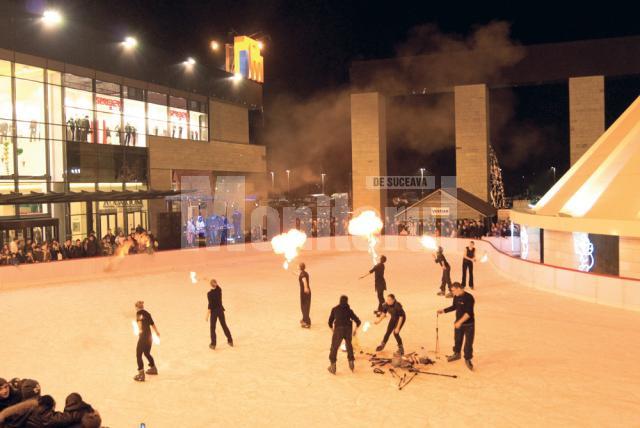 Distracţie: Foc şi gheaţă, la inaugurarea celui mai modern patinoar din Suceava