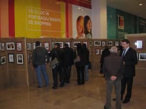 Premieră: Expoziţie de fotografie şi caricatură jurnalistică, la Iulius Mall