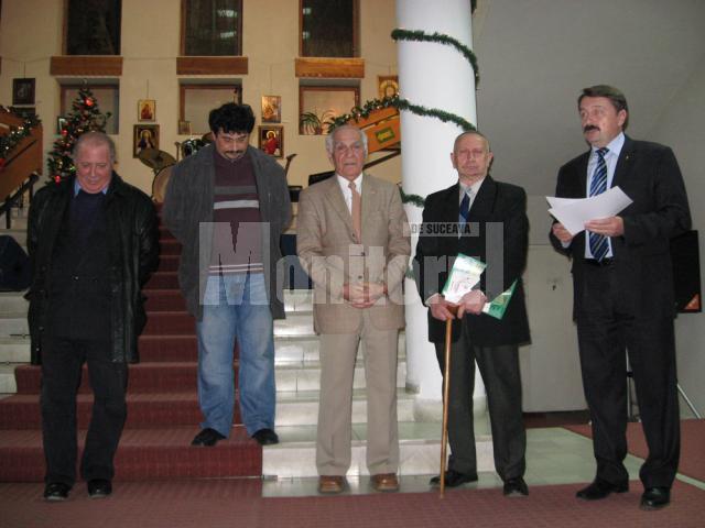 Vicepreşedintele CJ Vasile Ilie oferă diplomele şi premiile venerabililor poeţi Dumitru Oniga şi Vasile Pânzariu