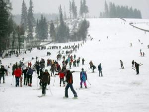 La Vatra Dornei, mulţi turişti şi-au petrecut timpul liber pe pârtiile de schi sau sanie