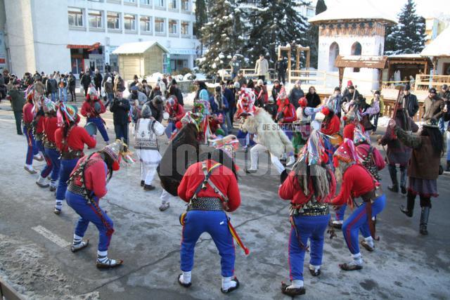 În centrul Sucevei: Urături şi obiceiuri de iarnă, în prag de An Nou