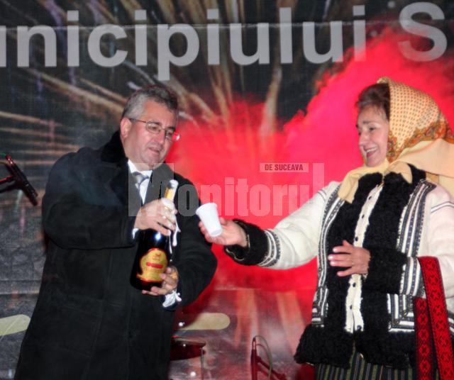 Primarul Sucevei, Ion Lungu, şi Sofia Vicoveanca au sărbătorit Revelionul alături de suceveni