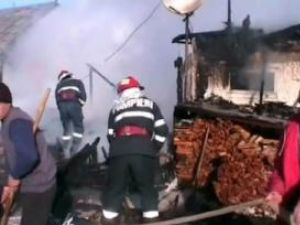 De la aragaz: Gospodărie distrusă de flăcări