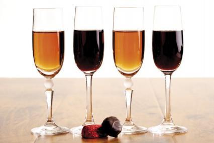 Ciocolata, vinul sau ceaiul ajută la obţinerea de punctaje mai bune la testele de inteligenţă. Foto: WESTEND
