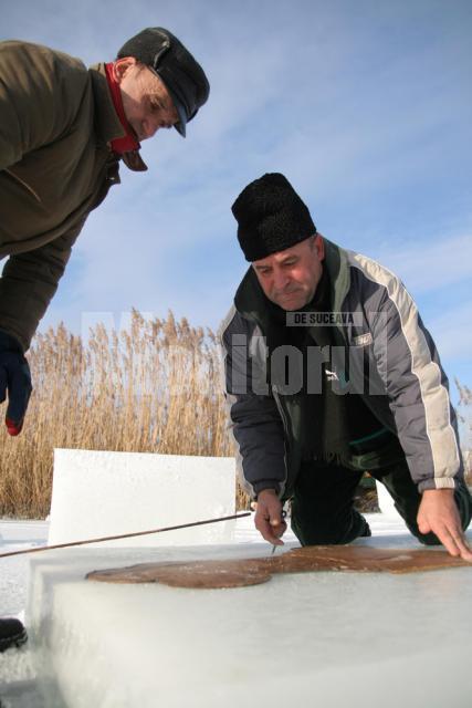De 30 de ani, Vasile Spoială face cruci de gheaţă la Bosanci