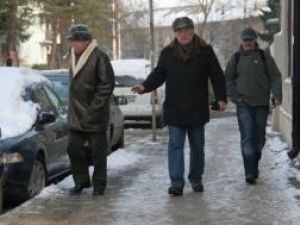 Trotuarele din municipiul Suceava nu au fost curăţate de gheaţă