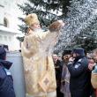 Arhiepiscopul Sucevei stropeste cu agheasma credinciosii