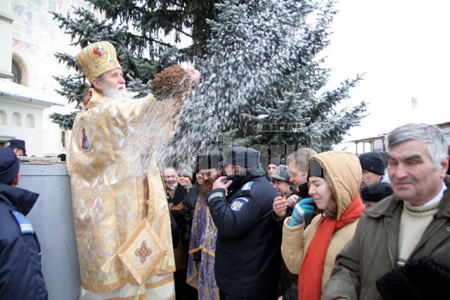 Arhiepiscopul Sucevei stropeste cu agheasma credinciosii