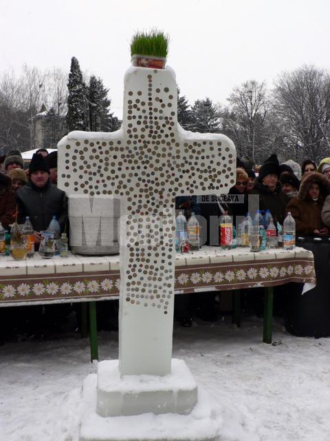 Crucea de gheaţă de la Biserica “Adormirea Maicii Domnului” din Fălticeni