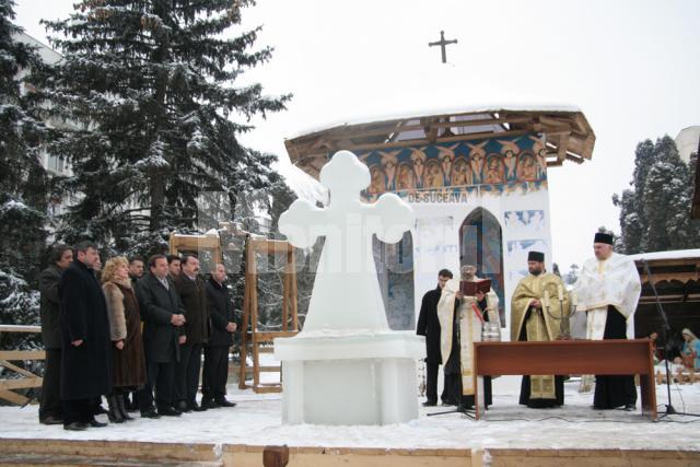 Crucea de gheaţă din centrul Sucevei a fost sfinţită în prezenţa oficialităţilor judeţene