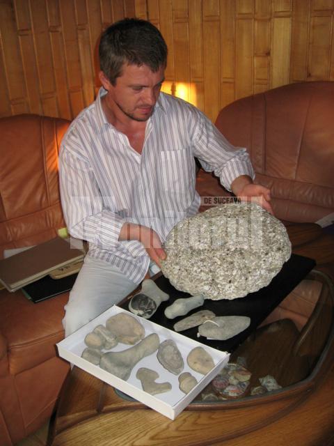 Marius Mirăuţă cu uneltele din piatră din colecţia sa