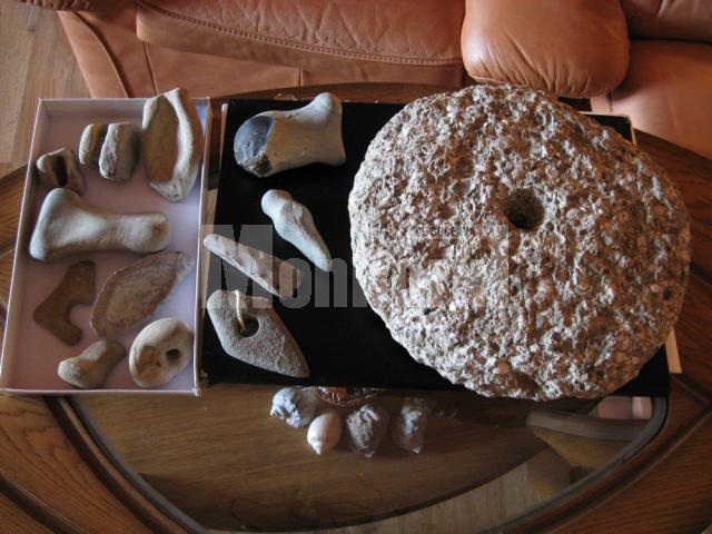 Ciocane şi topoare din piatră din epoca neolitică şi râşniţa din rocă sedimentară