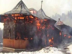 Incendiu: Schit din Putna mistuit de foc