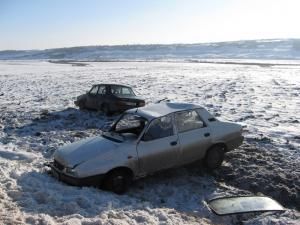 Două autoturisme Dacia au ieşit în decor şi s-au răsturnat după un accident rutier provocat de o şoferiţă neatentă