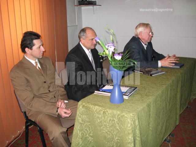Moment de deschidere - Conf. univ.dr. Liviu Popescu, directorul Aeroclubului României, Constantin Voicu, şi Ştefan Petrescu