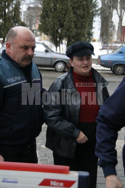 Elena Covătaru neagă că şi-ar fi omorât copilul şi spune că l-a scăpat, din greşeală, în timp ce-l legăna