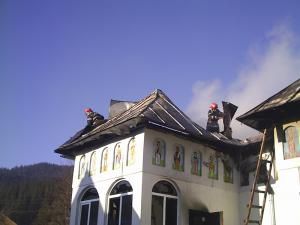 Pompierii au reuşit să stingă incendiul izbucnit la biserică după aproape patru ore
