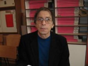 Prof. dr. Paul Iruc cu volumul „Eminescu şi devenirea poeziei europene moderne”