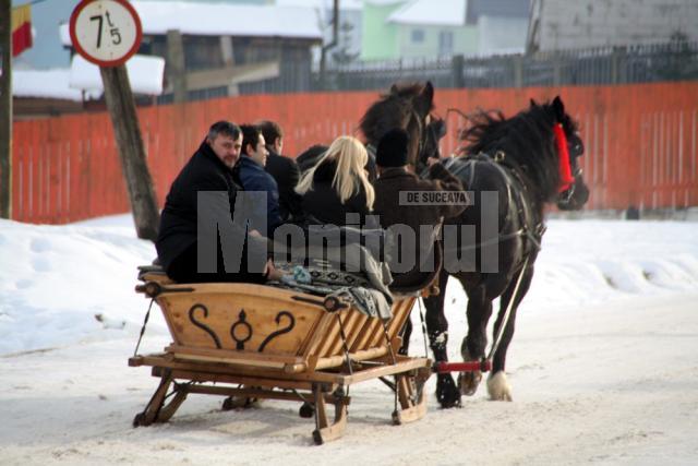 Ospitalitate: Udrea, plimbată cu sania trasă de cai la Voroneţ