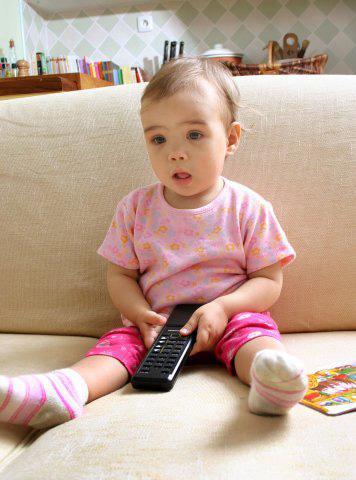 Până la doi ani, copiii nu ar trebui lăsaţi să se uite la televizor Foto: BE&W