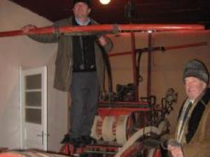 Bosâncenii arată cum se folosea pompa manuală adusă de la Viena