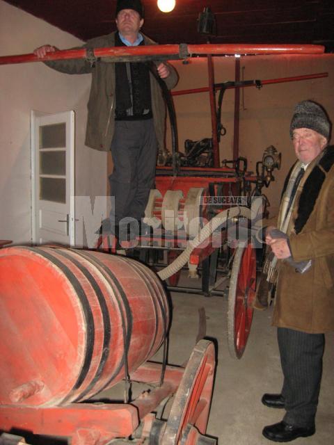 Bosâncenii arată cum se folosea pompa manuală adusă de la Viena