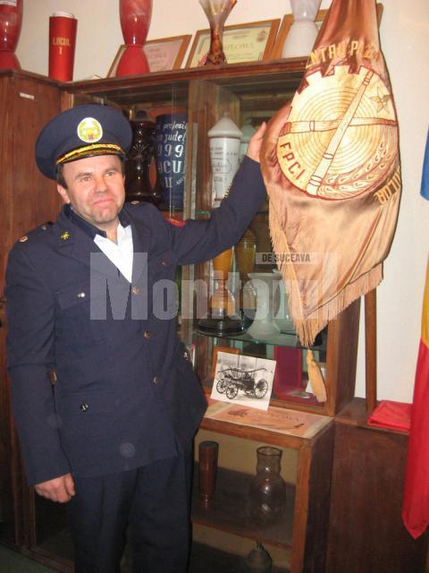 Viorel Popovici,  imbracat in actuala uniforma a pompierilor din Bosanci
