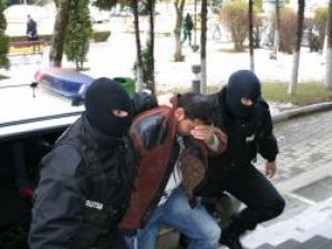În noiembrie 2008, cei trei presupuşi complici ai consilierului au fost săltaţi de mascaţii poliţiei