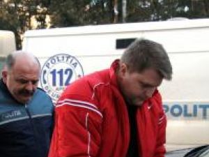 Poliţistul Ivan a fost adus, ieri, cu cătuşe pe mâini, în faţa judecătorilor