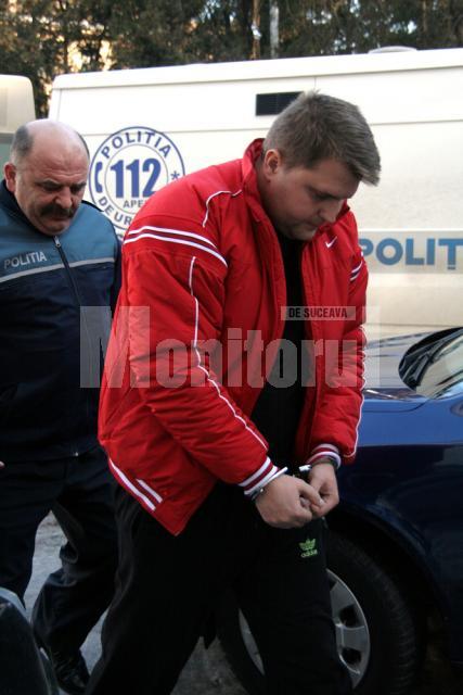 Poliţistul Ivan a fost adus, ieri, cu cătuşe pe mâini, în faţa judecătorilor