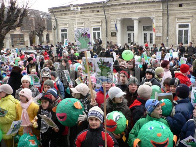 Elevii de la Şcoala “Mihail Sadoveanu” din Fălticeni au organizat ieri Marşul Broscuţelor