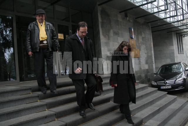 Adina Paicu şi cei doi avocaţi ai ei, ieri după-amiază, la ieşirea din clădirea parchetelor sucevene