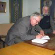 Scriitorul câmpulungean George Bodea şi editorul Ion Filipciuc