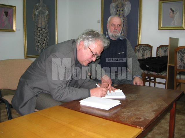 Scriitorul câmpulungean George Bodea şi editorul Ion Filipciuc