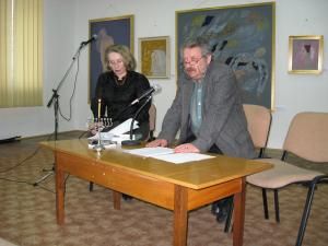 Scriitoarea Angela Furtună şi preşedintele Comunităţii Evreilor din Suceava, prof. Sorin Golda