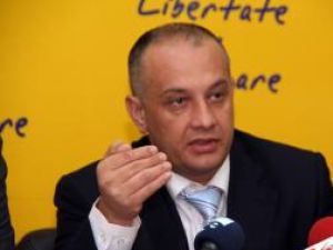Alexandru Băişanu: „Ne-am dorit ca soluţie pentru acest minunat Guvern Boc să nu mai primim salarii, iar în următoarea lună să se pună o taxă de muncă”