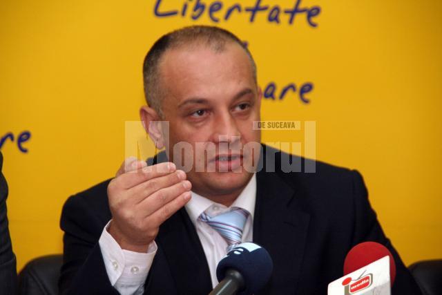 Alexandru Băişanu: „Ne-am dorit ca soluţie pentru acest minunat Guvern Boc să nu mai primim salarii, iar în următoarea lună să se pună o taxă de muncă”