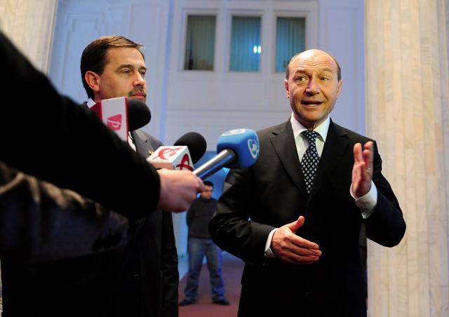 Preşedintele Traian Băsescu, alături de ministrul Finanţelor, Gheorghe Pogea. Foto: MEDIAFAX