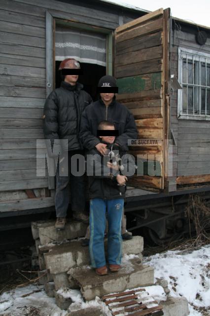 Cei trei fraţi la intrarea în vagonul în care locuiesc