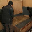 Copiii îşi aranjează patul construit de ei