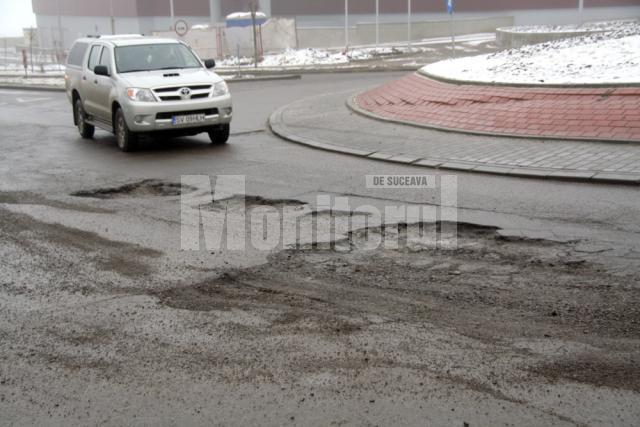 Groapa langa groapa la intrarea in Suceava dinspre Falticeni