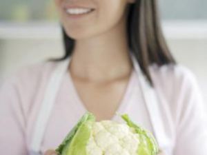 Conopida poate fi consumată şi crudă, în salate. Foto: Inspirestock Deluxe