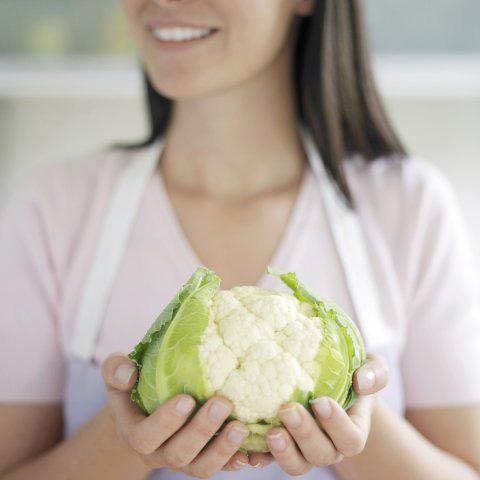 Conopida poate fi consumată şi crudă, în salate. Foto: Inspirestock Deluxe