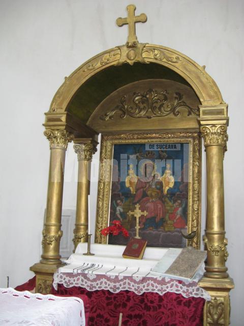 Altarul din interiorul capelei