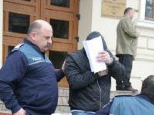 Victor Feraru, la iesirea din Palatul Justitiei, dupa ce judecatori au hotarat extradarea sa