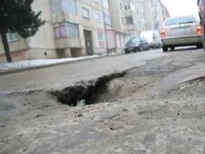 Pe Apa Sâmbetei: Aproape 4 milioane de euro, băgaţi an de an în gropile din străzile din Suceava