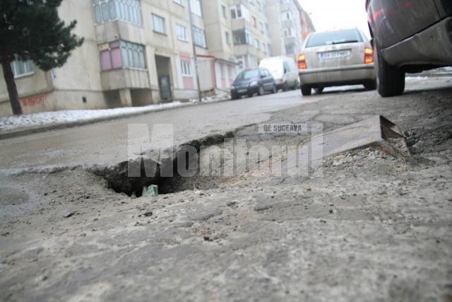 Pe Apa Sâmbetei: Aproape 4 milioane de euro, băgaţi an de an în gropile din străzile din Suceava
