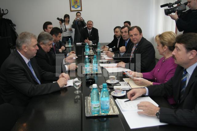Conducerea Consiliului Judeţean s-a întâlnit, ieri, la Palatul Administrativ, cu parlamentari PD-L şi PSD de Suceava
