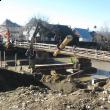 Oameni cu iniţiativă: Sătenii din Marginea îşi fac propriul pod de lemn pe DN 17