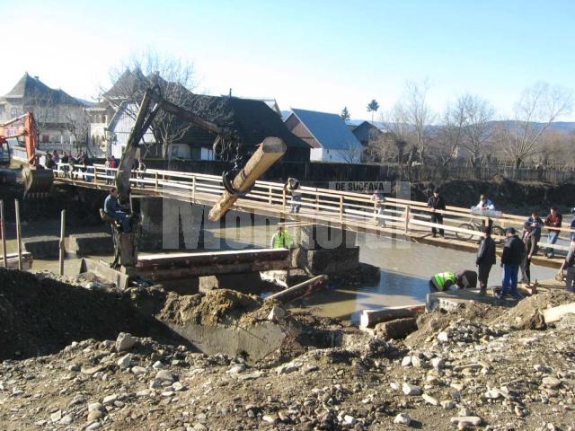 Oameni cu iniţiativă: Sătenii din Marginea îşi fac propriul pod de lemn pe DN 17